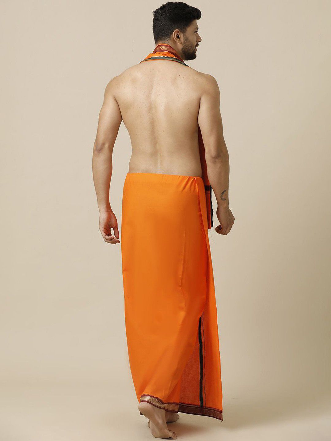 Ramraj Men Cotton Orange Pepejal Devotionalsingle Layer Dhoti dengan sempadan Mayilkhan