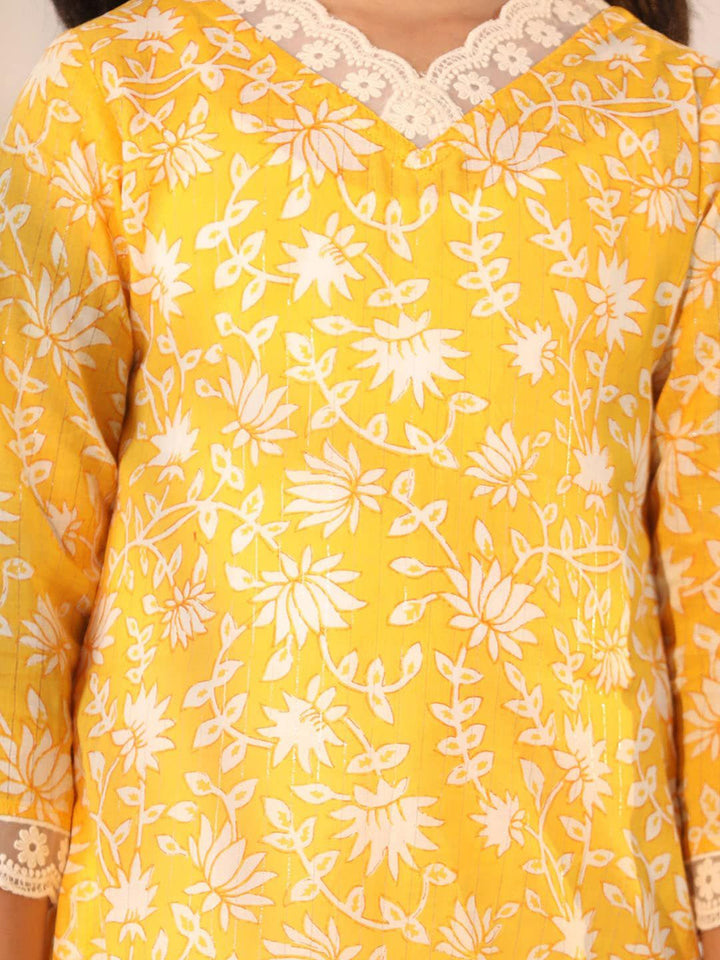 VASTRAMAY Girls Floral Printed Gotta Patti Cotton Straight Kurta
