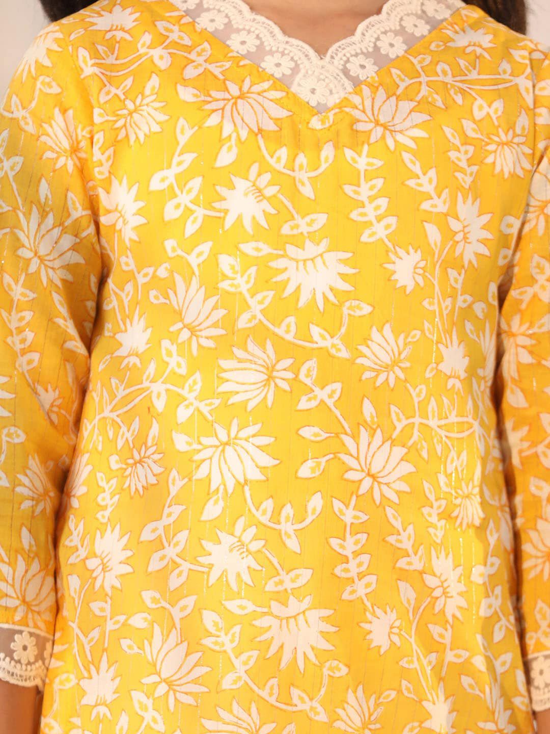 VASTRAMAY Girls Floral Printed Gotta Patti Cotton Straight Kurta