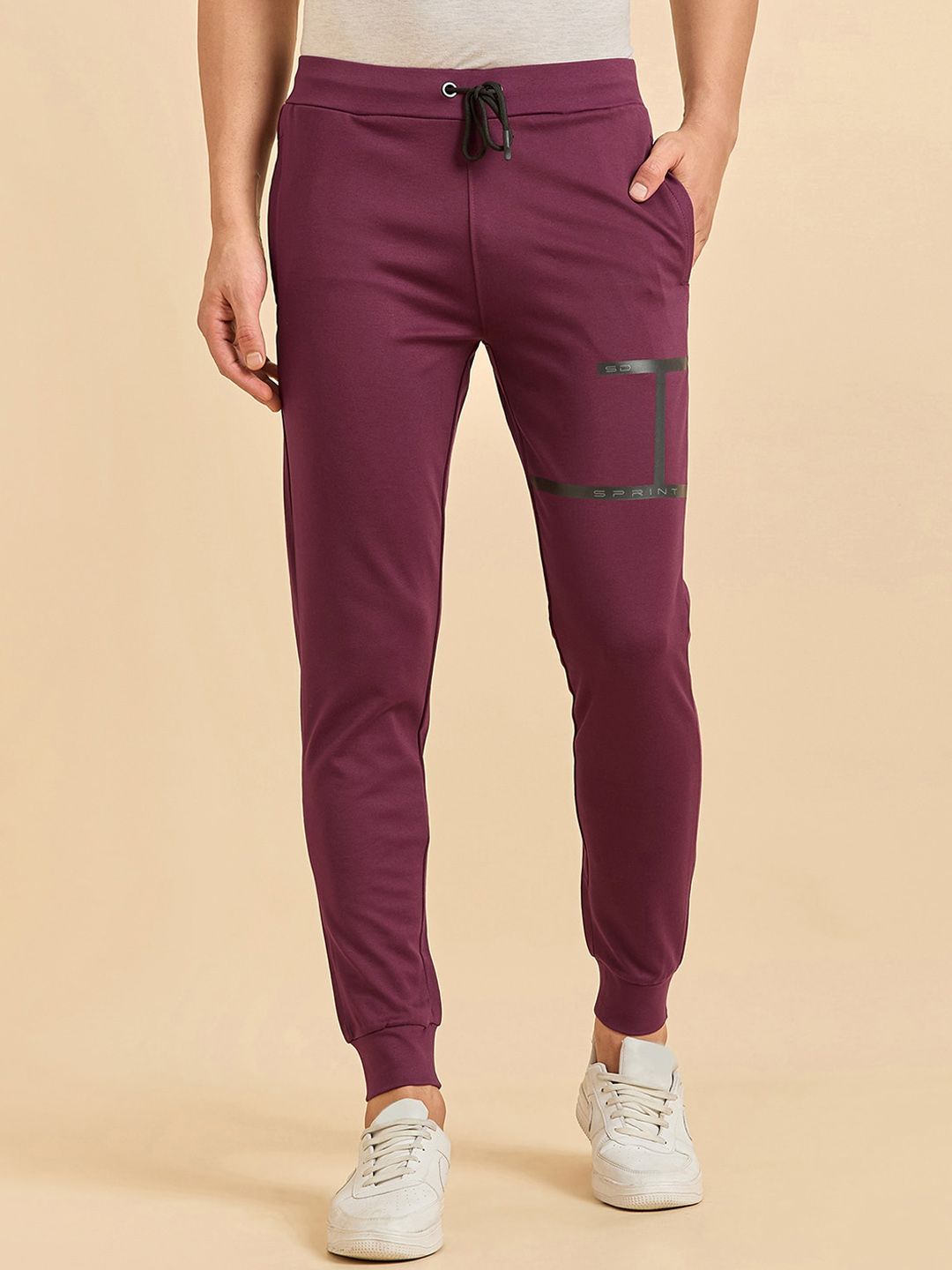 Impian manis lelaki pertengahan joggers
