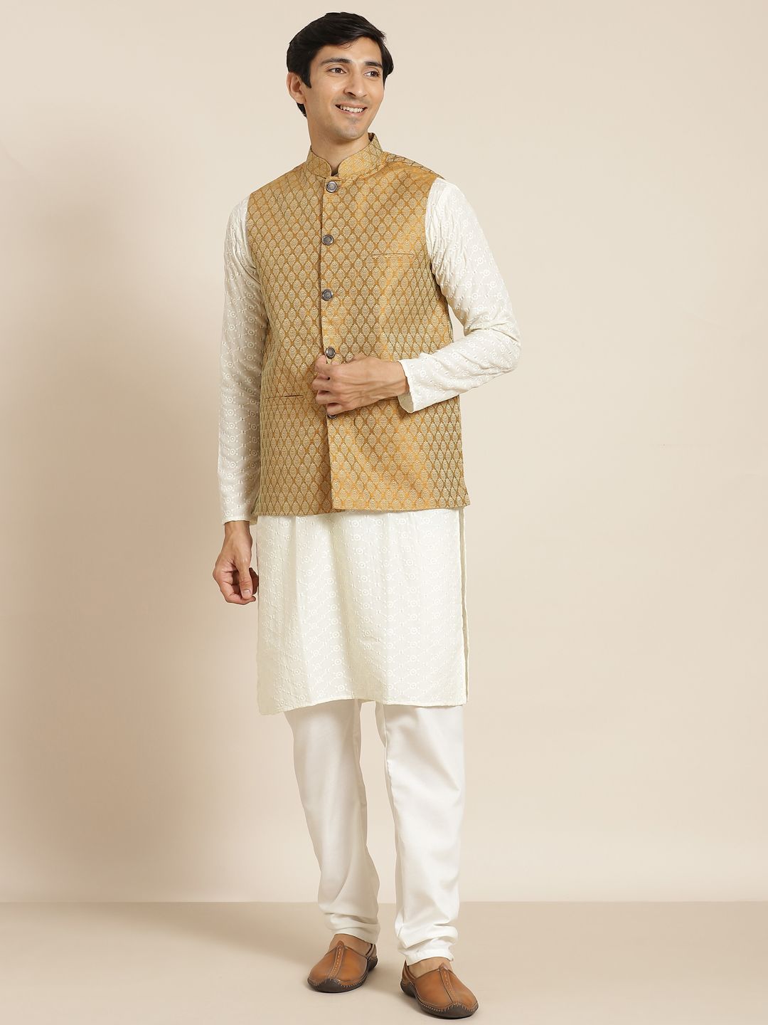 SOJANYA Lelaki Kurta Kapas Tulen Chikankari Berwarna Krim dengan Jaket Churidar & Nehru