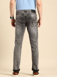 Menjadi Lelaki Manusia Kelabu Kelabu Sesuai Cahaya Pudar Seluar Jeans Kasual