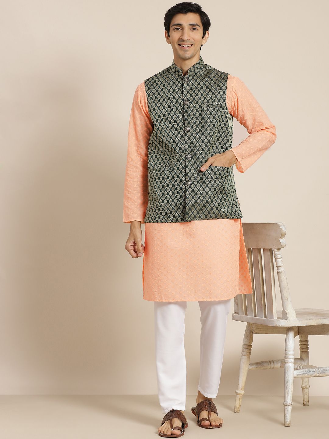 SOJANYA Lelaki Kurta Kapas Tulen Chikankari Warna Peach dengan Churidar & Nehrujacket