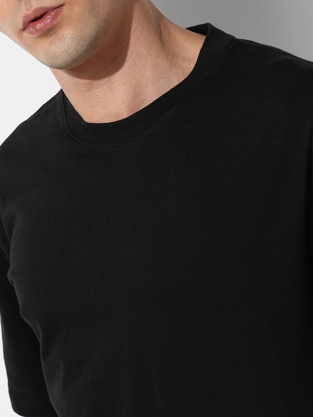 Kampus Sutra bulat leher besar T-shirt dengan seluar pendek