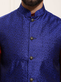 SOJANYA Men Maroon Kurta dengan Jaket Churidar & Nehru