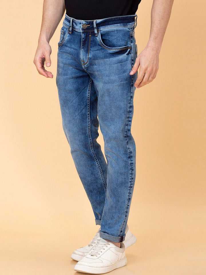 Menjadi lelaki manusia berat pudar kelihatan seluar jeans regangan