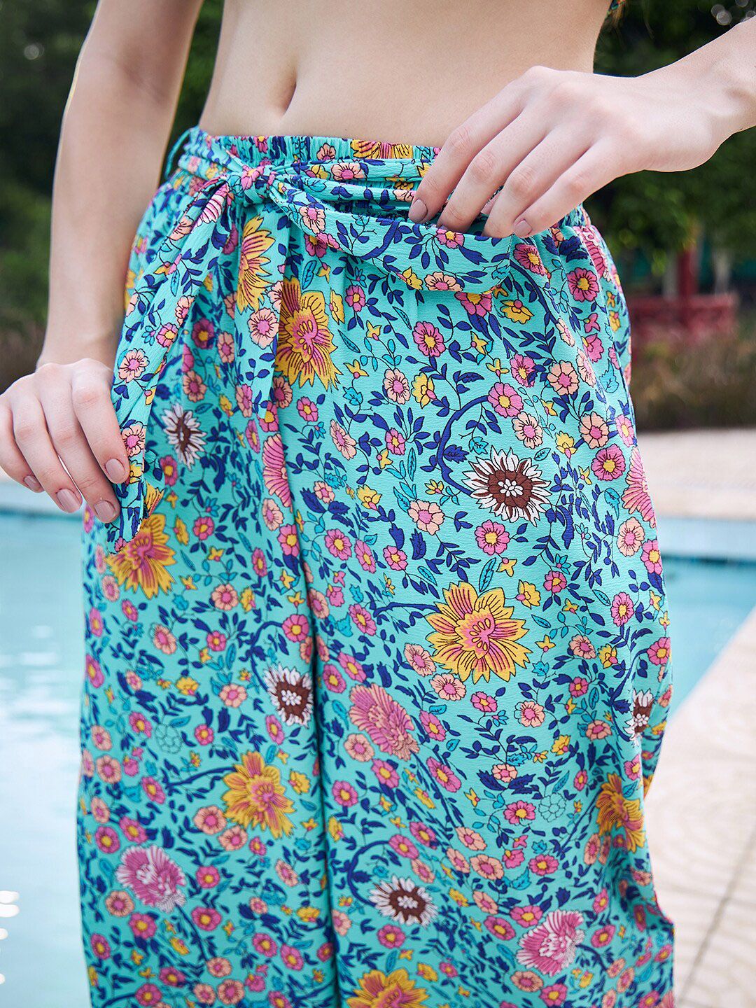 Berrylush Floral Printed Crop Top & Trousers