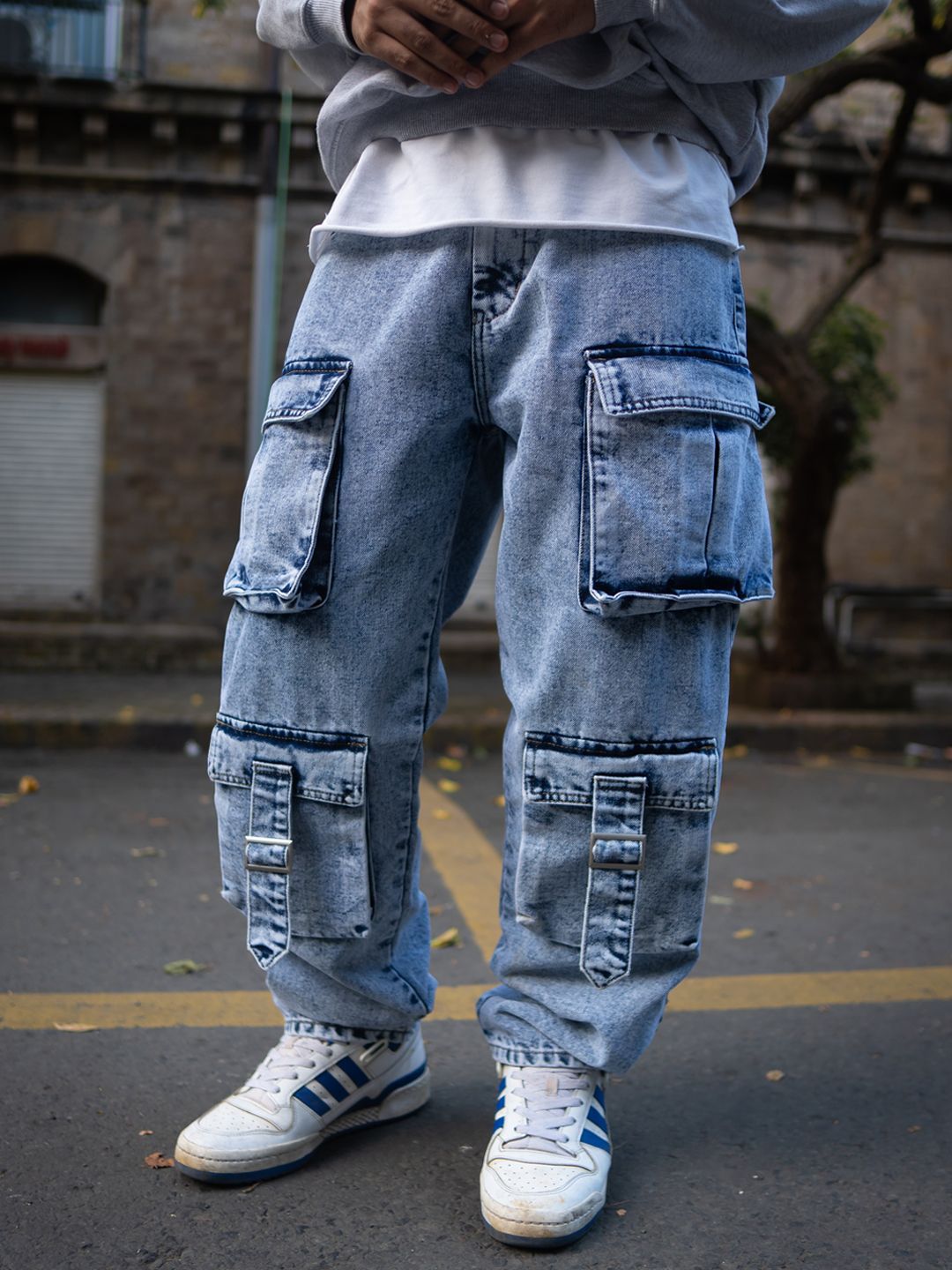 Lelaki Powerlook santai sesuai dengan jeans kargo denim yang sesuai