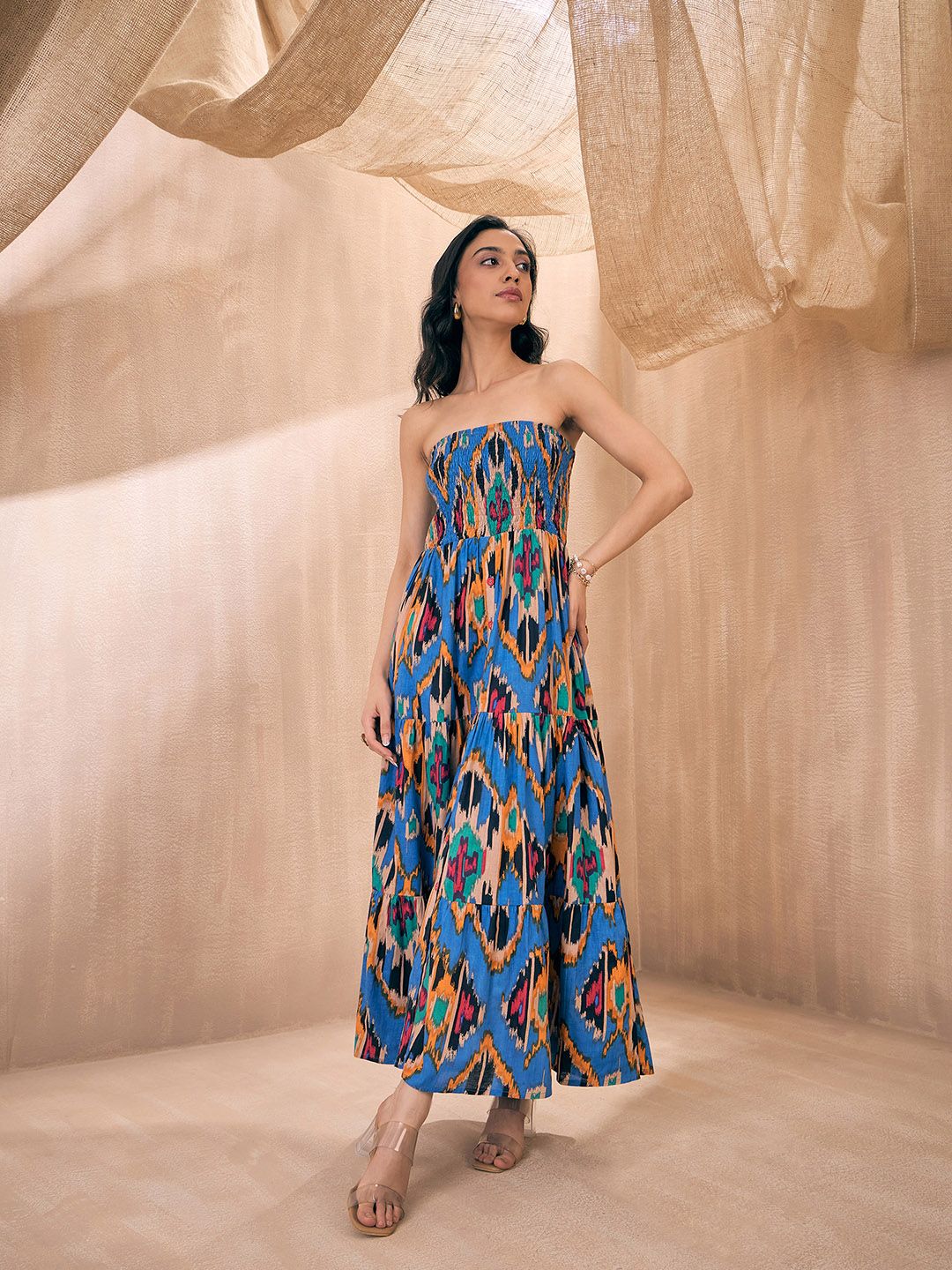 Pink Paprika oleh Sassafras Ikat dicetak Strapless Smocked Tube Fit & Flare Maxi Dress