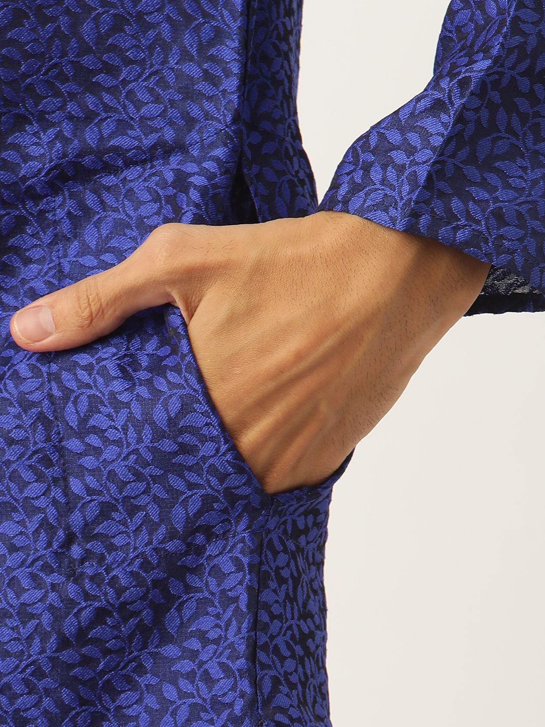 SOJANYA Kurta Tenun Jacquard Lelaki Biru & Putih Putih dengan Jaket Churidar & Nehru