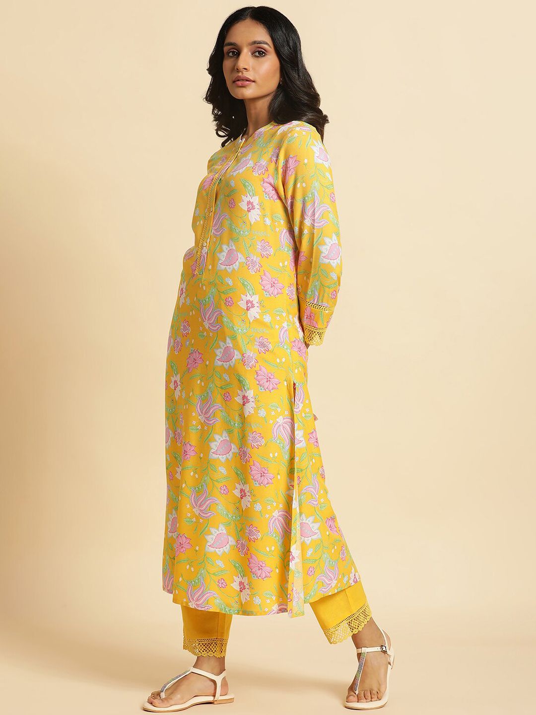 W Women Floral Print Kurta With Straight Pant