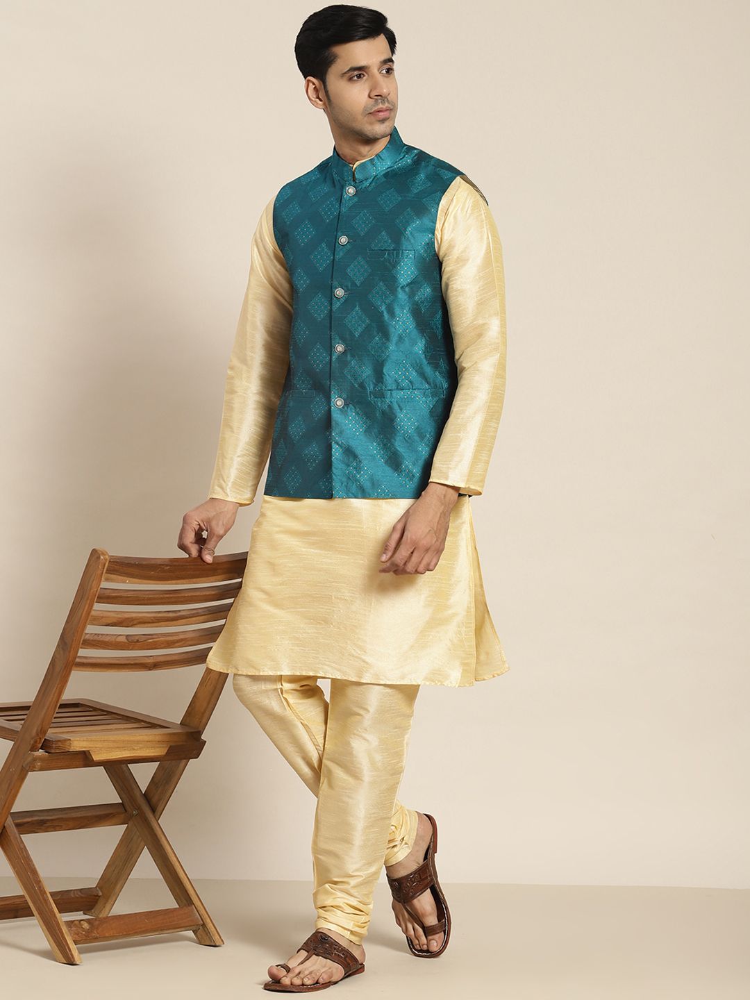 SOJANYA Kurta Berwarna Emas Lelaki dengan Churidar dengan Jaket Nehru