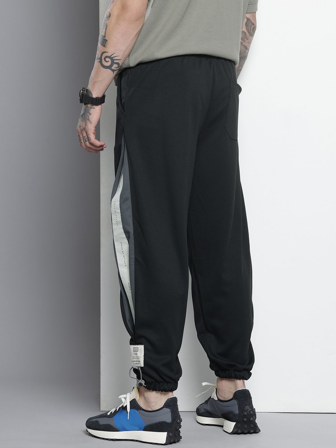The Indian Garage Co Men Baggy Relaxed Fit Textured Joggers