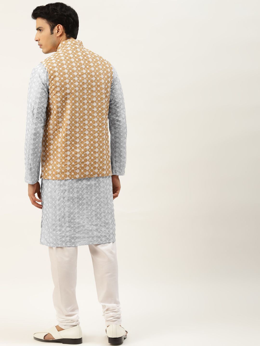 SOJANYA Kurta Bersulam Chikankari Kelabu Lelaki dengan Jaket Churidar & Nehru