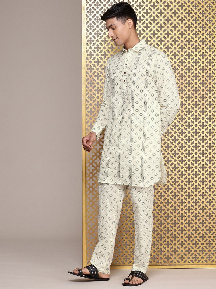 House of Pataudi Men Geometric Printed Jashn Pure Cotton Kurta with Trousers & Jacket