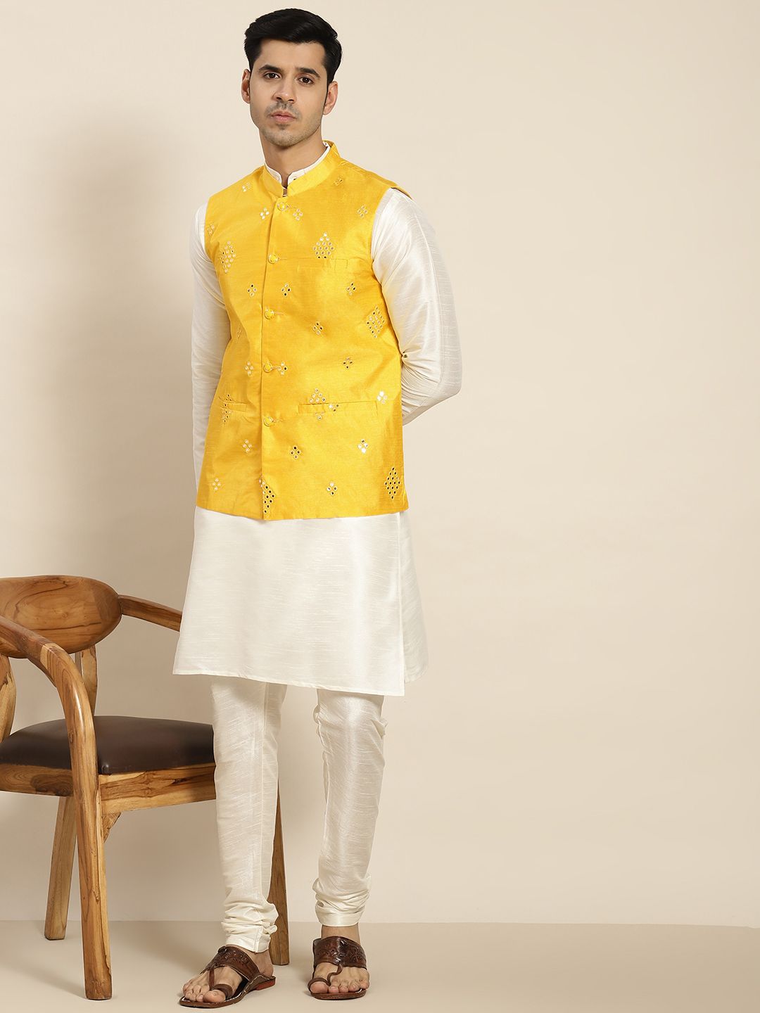 SOJANYA Kurta Berwarna Krim Lelaki dengan Churidar dengan Jaket Nehru