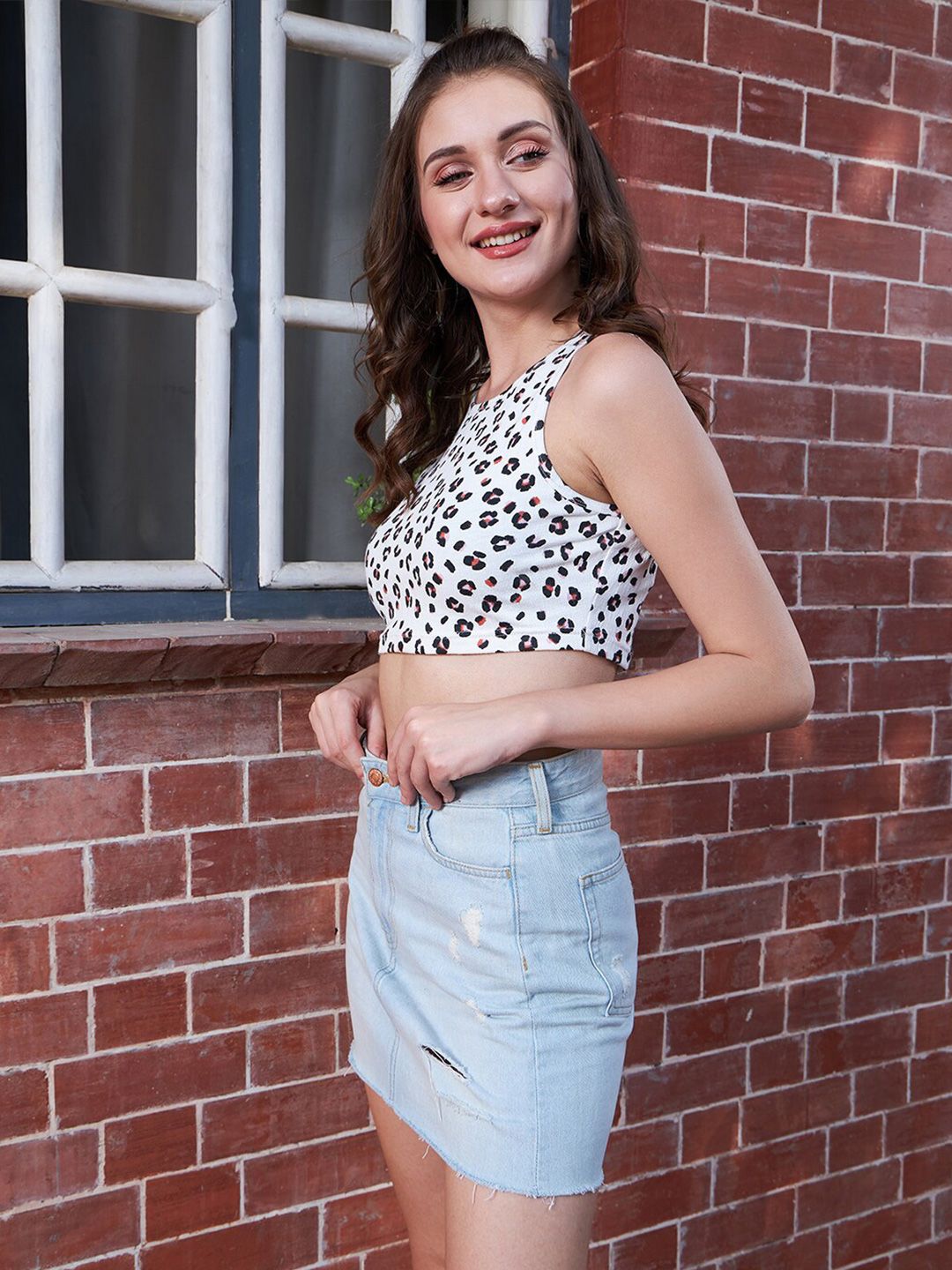 Berrylush Animal Printed Round Neck Sleeveless Fitted Crop Top