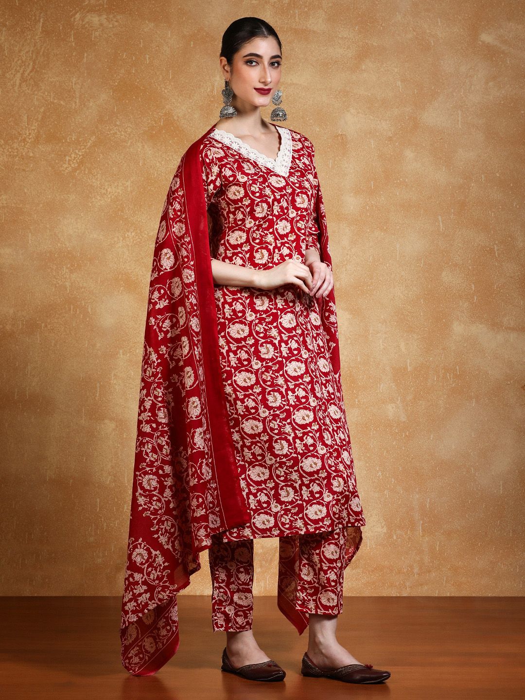 Varanga Women Floral Printed V Neck Kurta Set With Dupatta