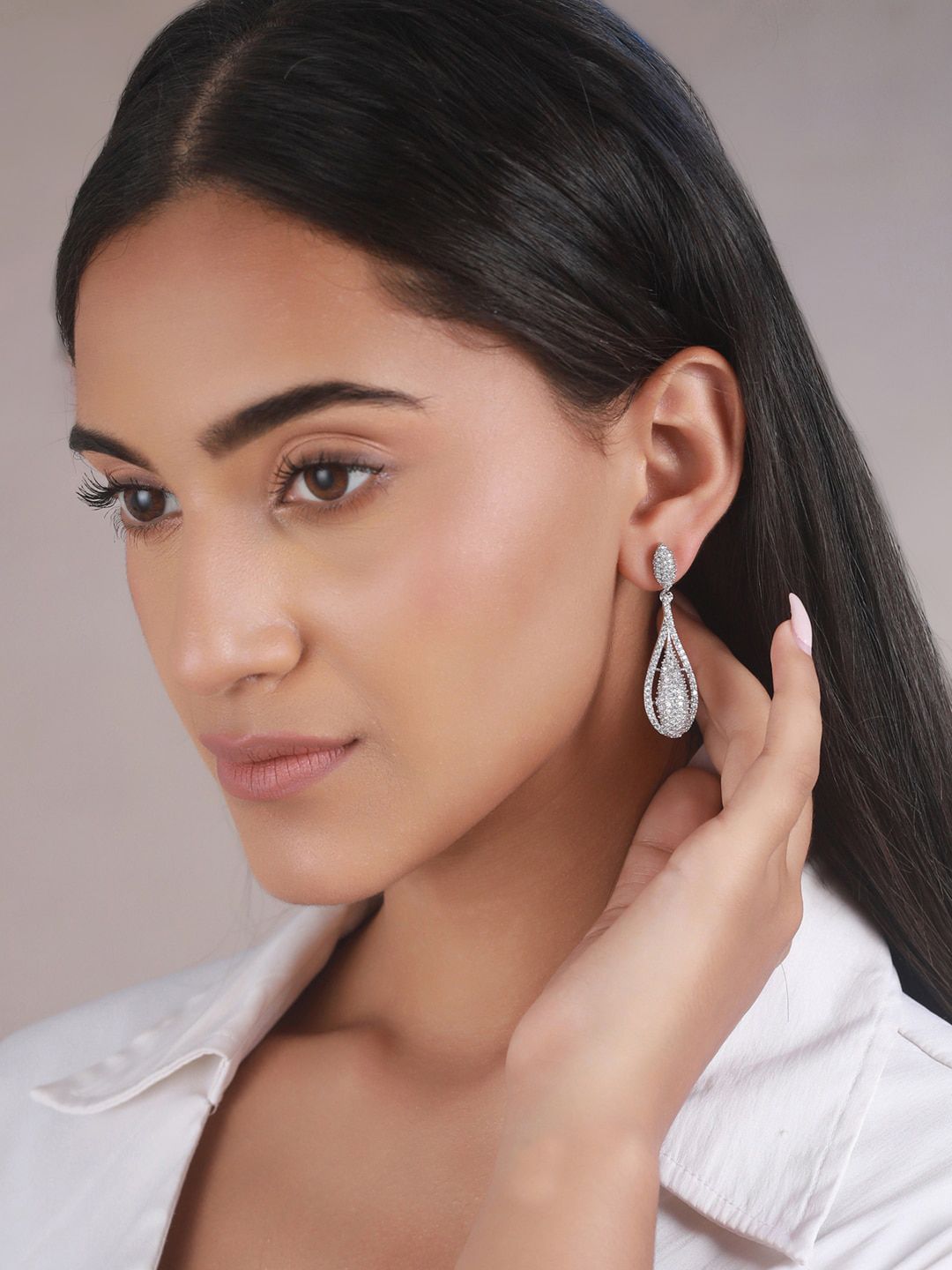 Priyaasi Silver Toned Contemporary American Diamond Drop anting -anting