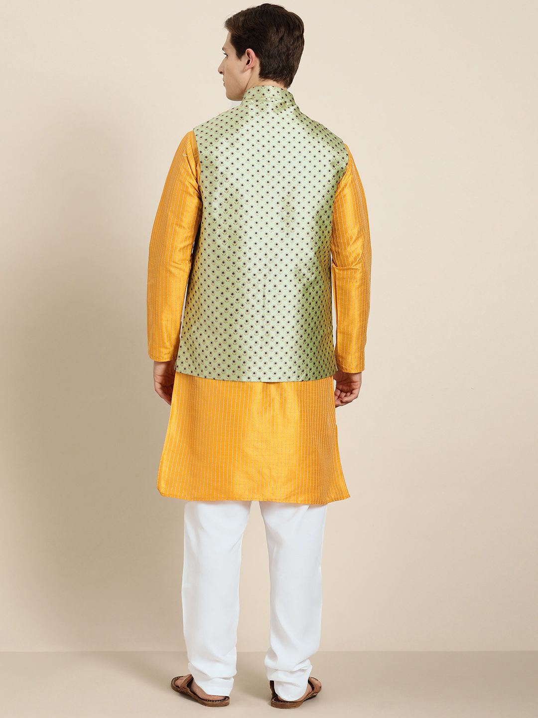 SOJANYA Lelaki Mustard Yellow & Beige Thread Work Straight Kurta Churidar & Jaket Nehru