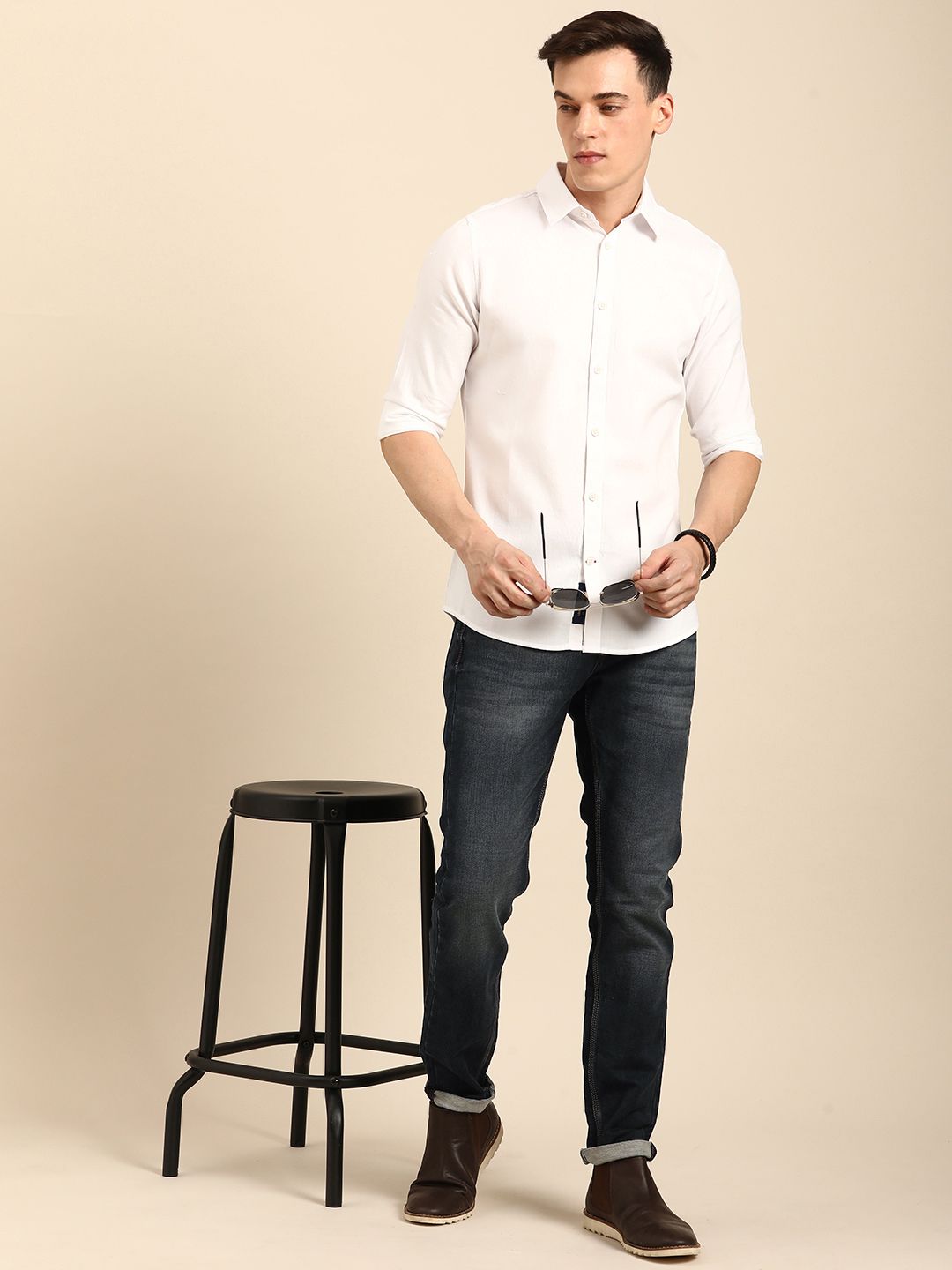 Menjadi lelaki manusia kurus sesuai dengan seluar jeans yang boleh diperbaharui