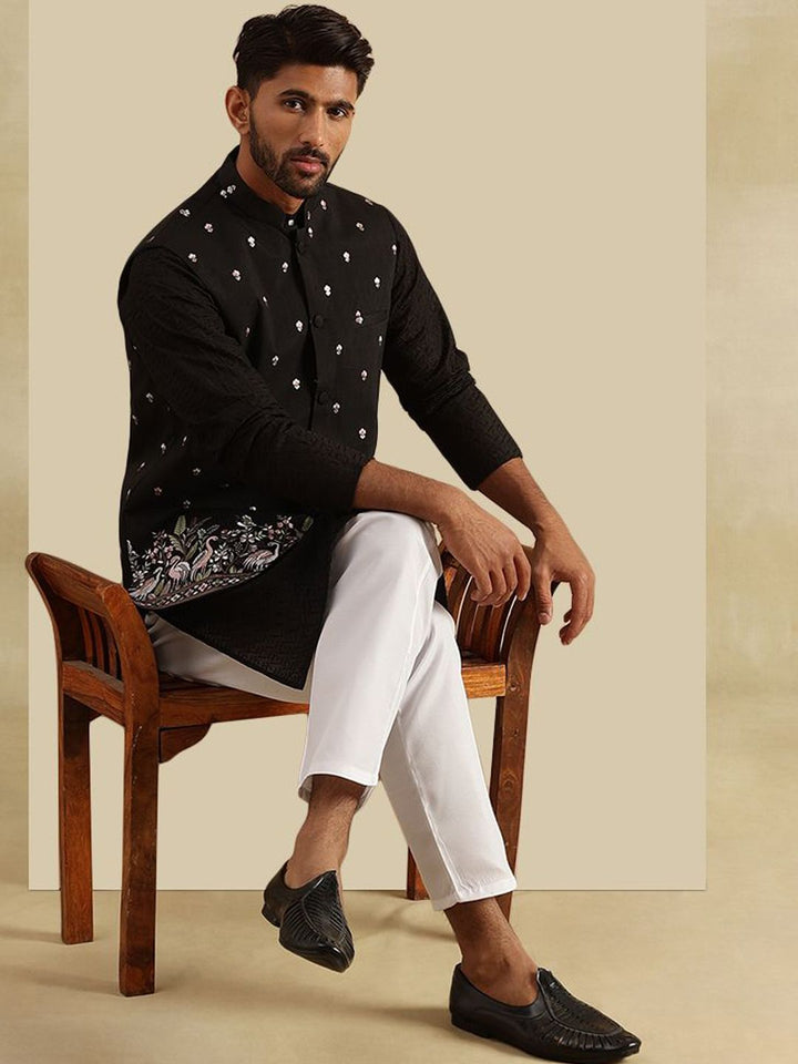 SOJANYA Men Embroidered Regular Pure Cotton Kurta with Pyjamas