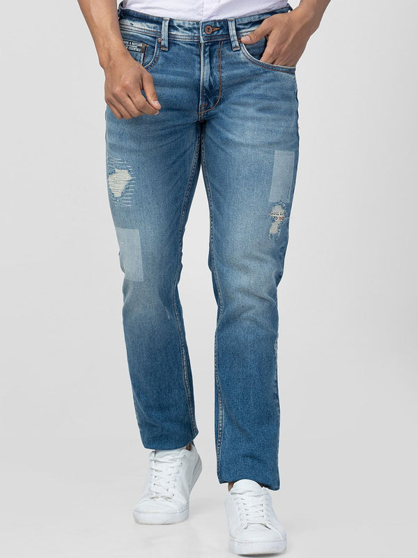 Lelaki Spykar yang agak tertekan dengan seluar jeans kapas berat