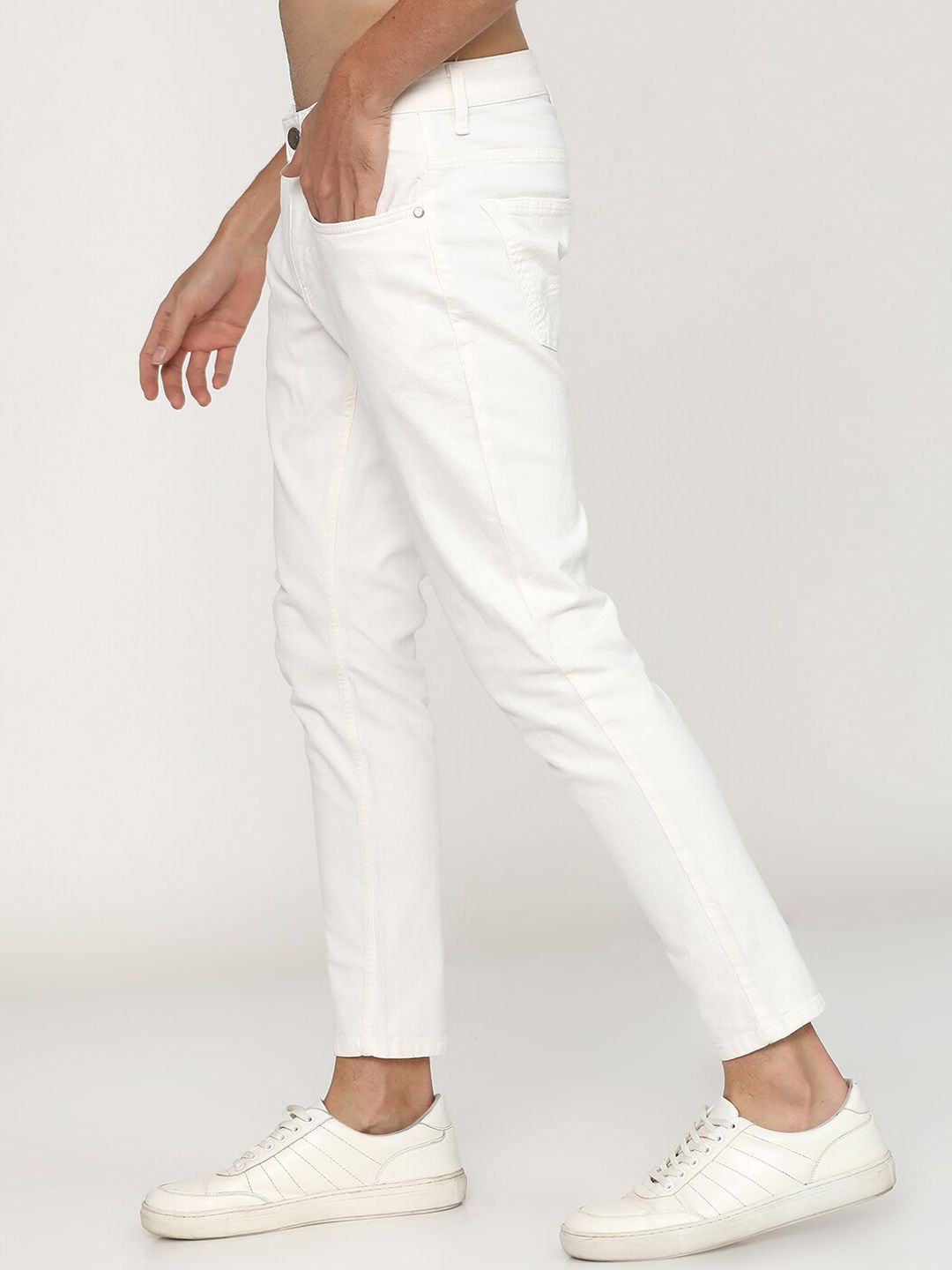 HIGHLANDER Men White Tapered Fit Mildly Distressed Stretchable Jeans