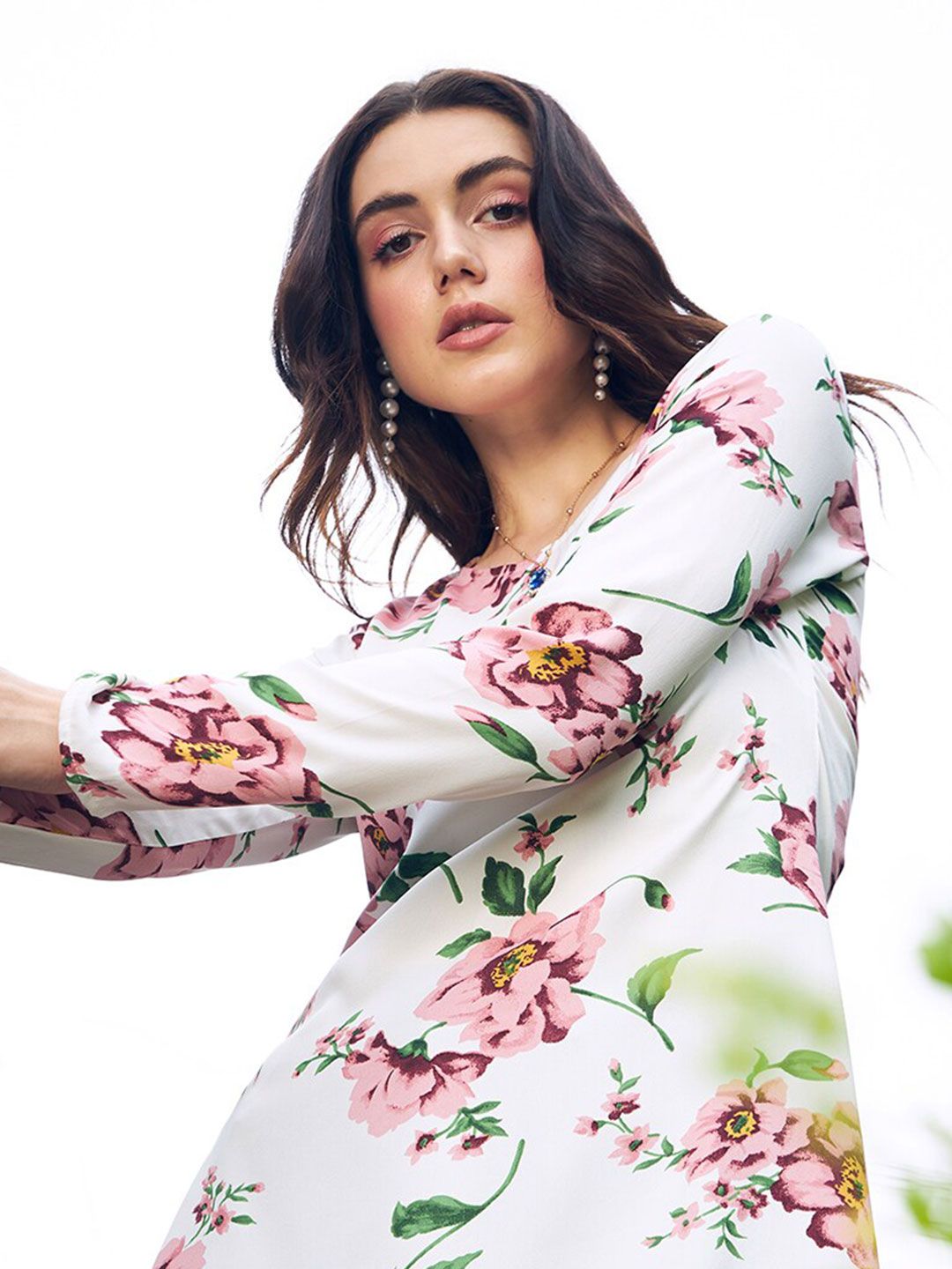 Berrylush White Floral Printed High-Low Longline Top