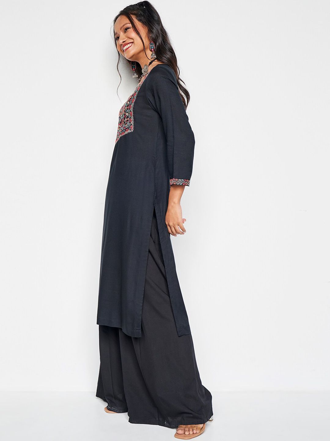 Global Desi Ethnic Motifs Yoke Design Thread Work Straight Kurta