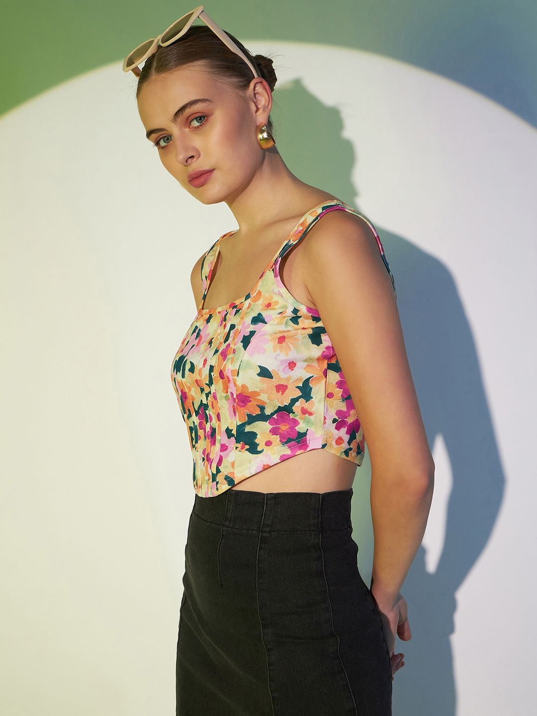 Berrylush White Floral Printed Square Neck Sleeveless Regular Crop Top