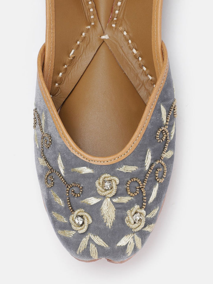 House of Pataudi Women Floral Embroidered Mojaris