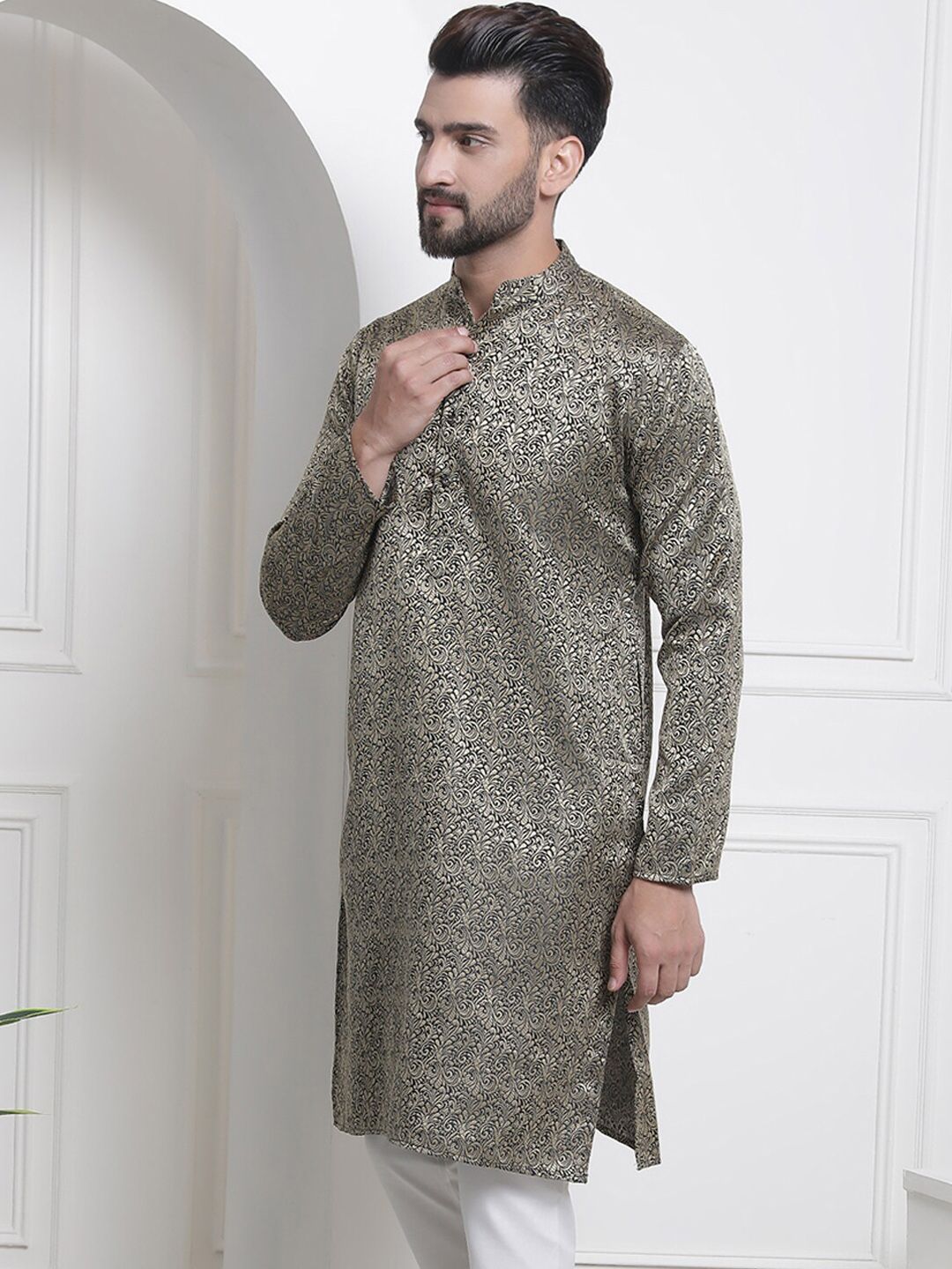 SOJANYA Mandarin Collar Floral Print Thread Work Kurta