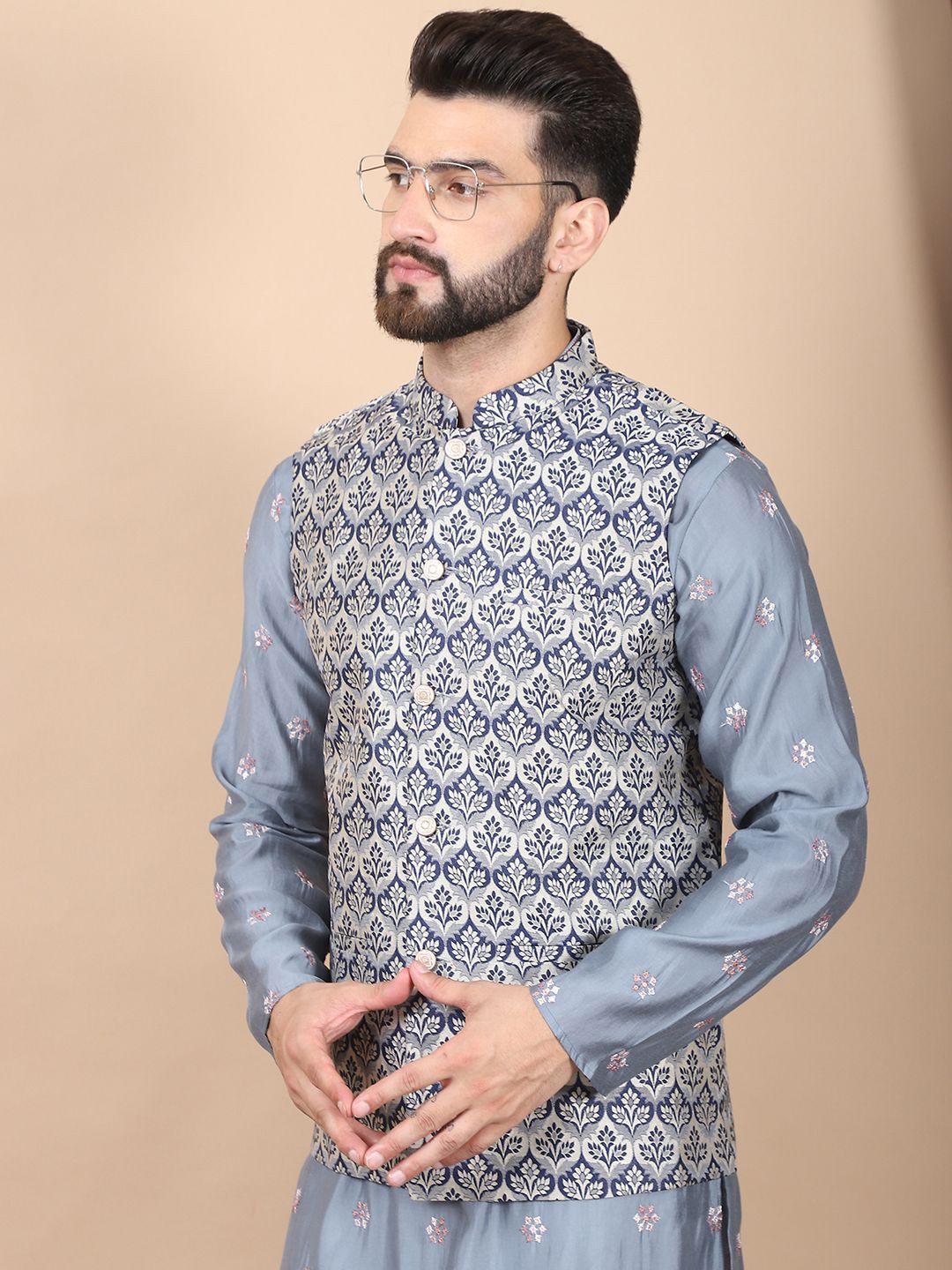 Kurta Sutera Kapas Bersulam Bunga Kelabu Anouk dengan Jaket Churidar & Nehru