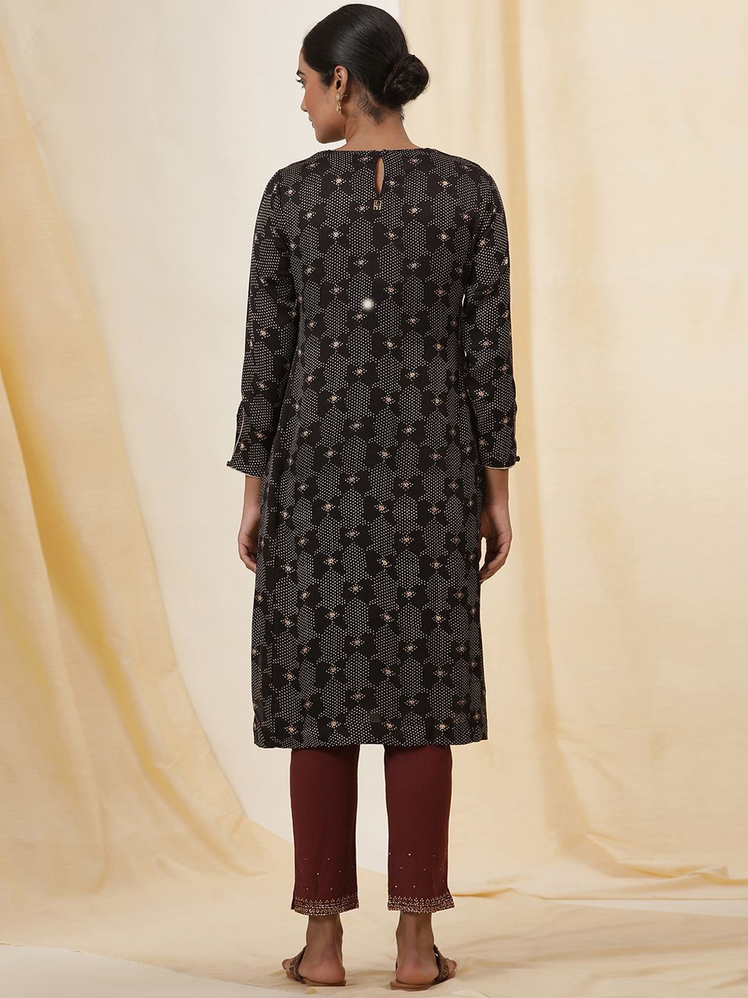 W Printed Round Neck Long Sleeves Straight Kurta