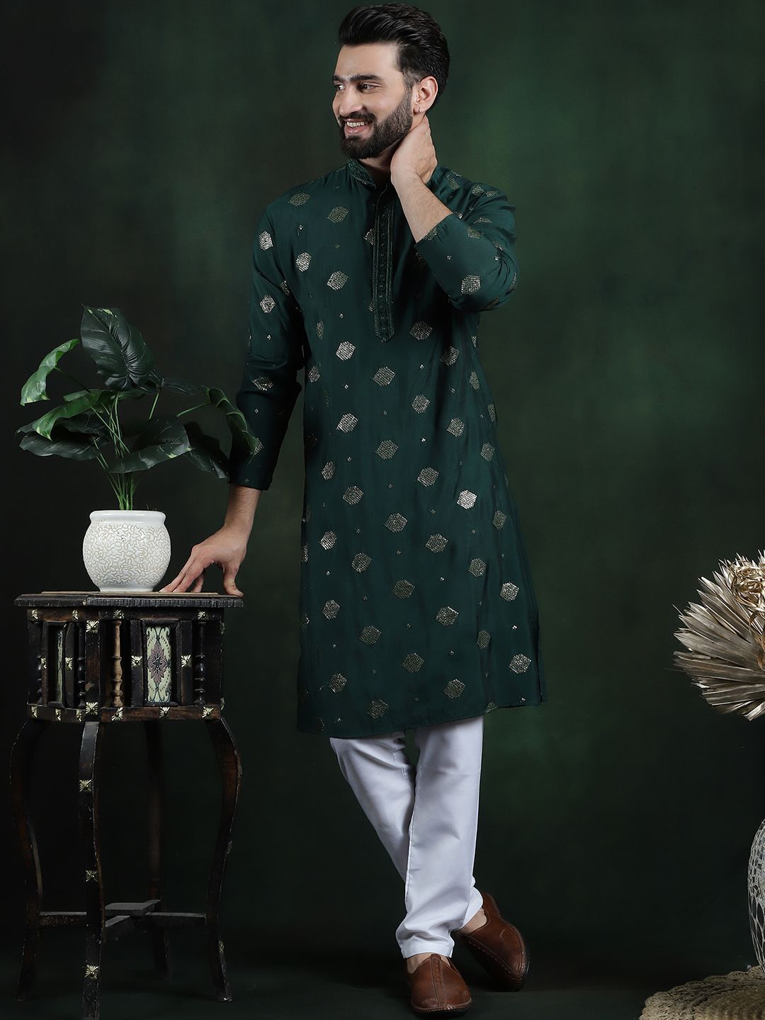 SOJANYA Geometric Embroidered Mandarin Collar Sequinned Straight Kurta