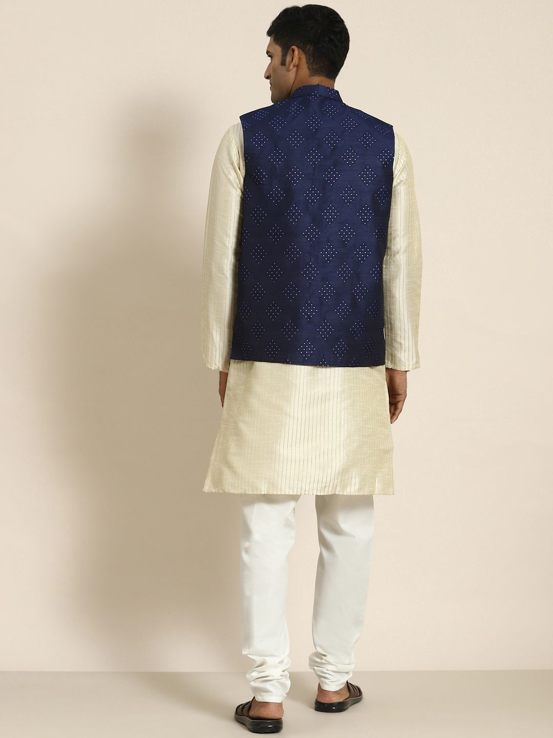 SOJANYA Kurta Rekaan Tenunan Lelaki dengan Churidar dengan Jaket Nehru