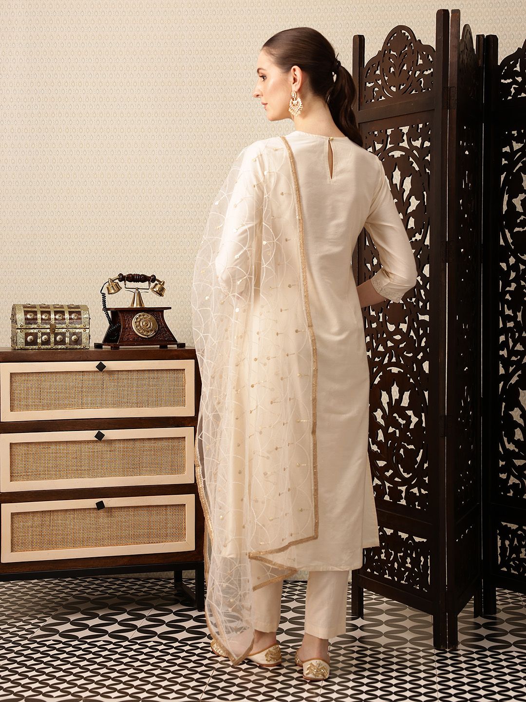 House of Pataudi Floral Yoke Design V-Neck Thread Work Jashn Kurta with Trousers & Dupatta