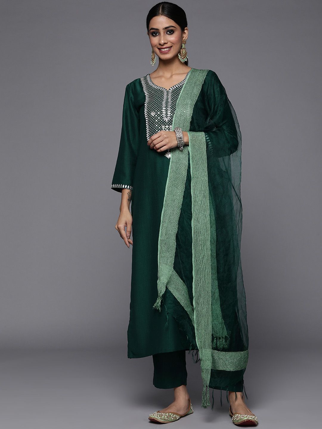Motif Etnik Green Varanga Wanita Bersulam Gotta Patti Kurta Dengan Seluar & Dengan Dupatta