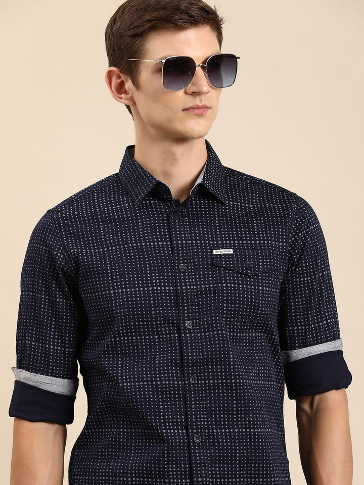 Menjadi Lelaki Manusia Slim Sesuai Kaos Cuti Bercetak