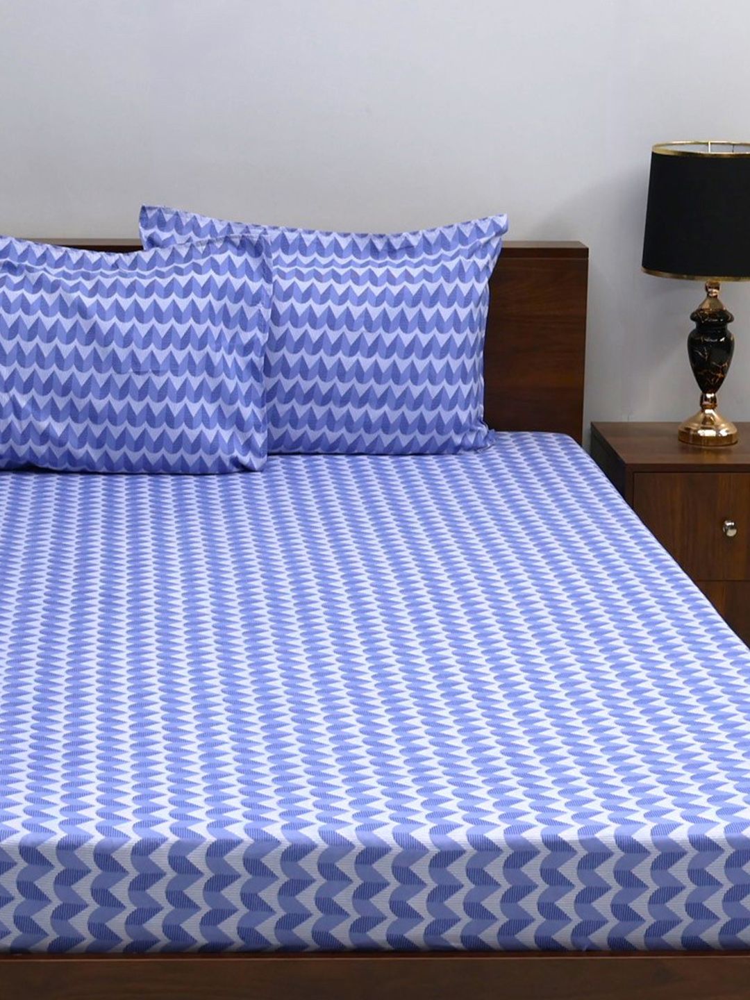 BOMBAY DYEING Turquoise Blue & White Geometric 144 TC Queen Bedsheet with 2 Pillow Covers