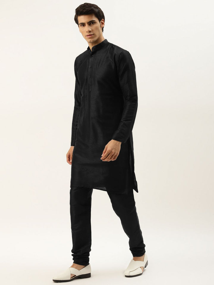 SOJANYA Men Black & Green Thread Work Kurta with Churidar