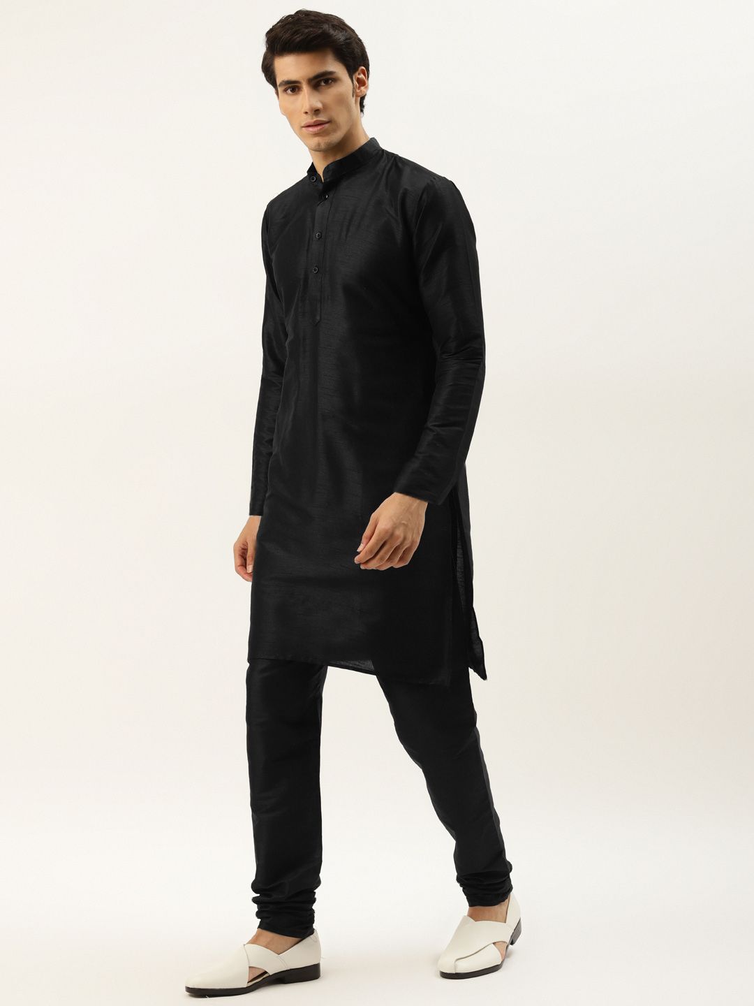 SOJANYA Men Black & Green Thread Work Kurta with Churidar