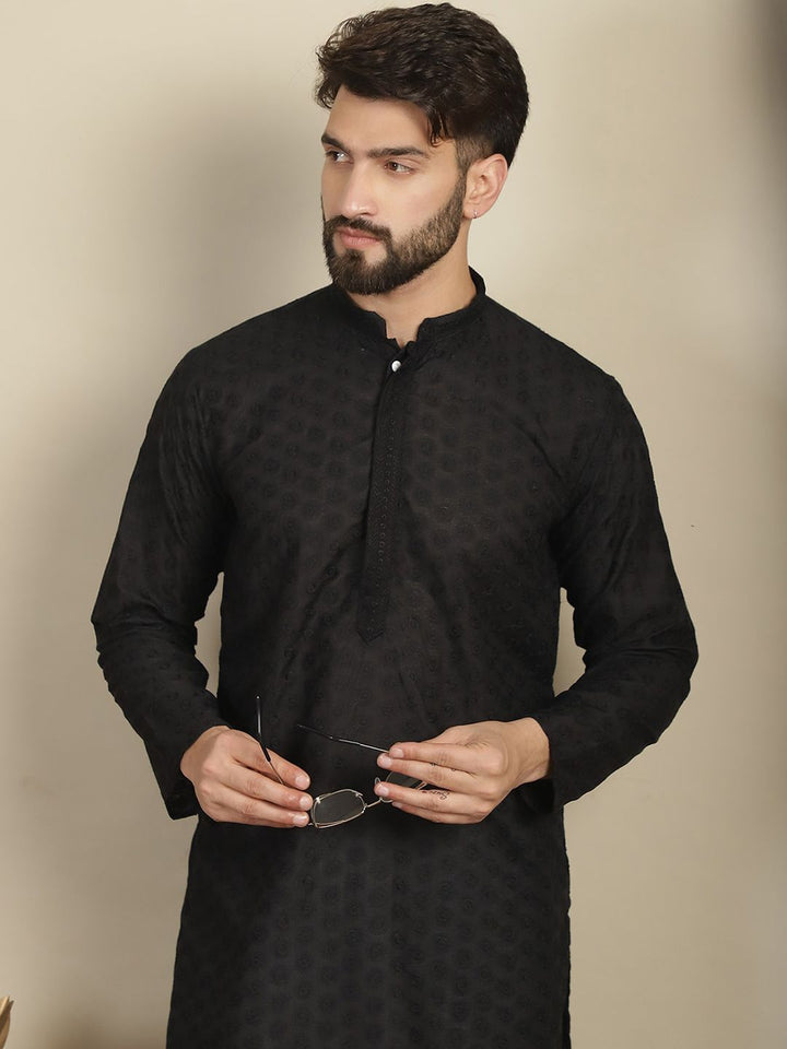 Anouk Motif Etnik Hitam Bersulam Kolar Mandarin Kurta Lurus Kapas Tulen