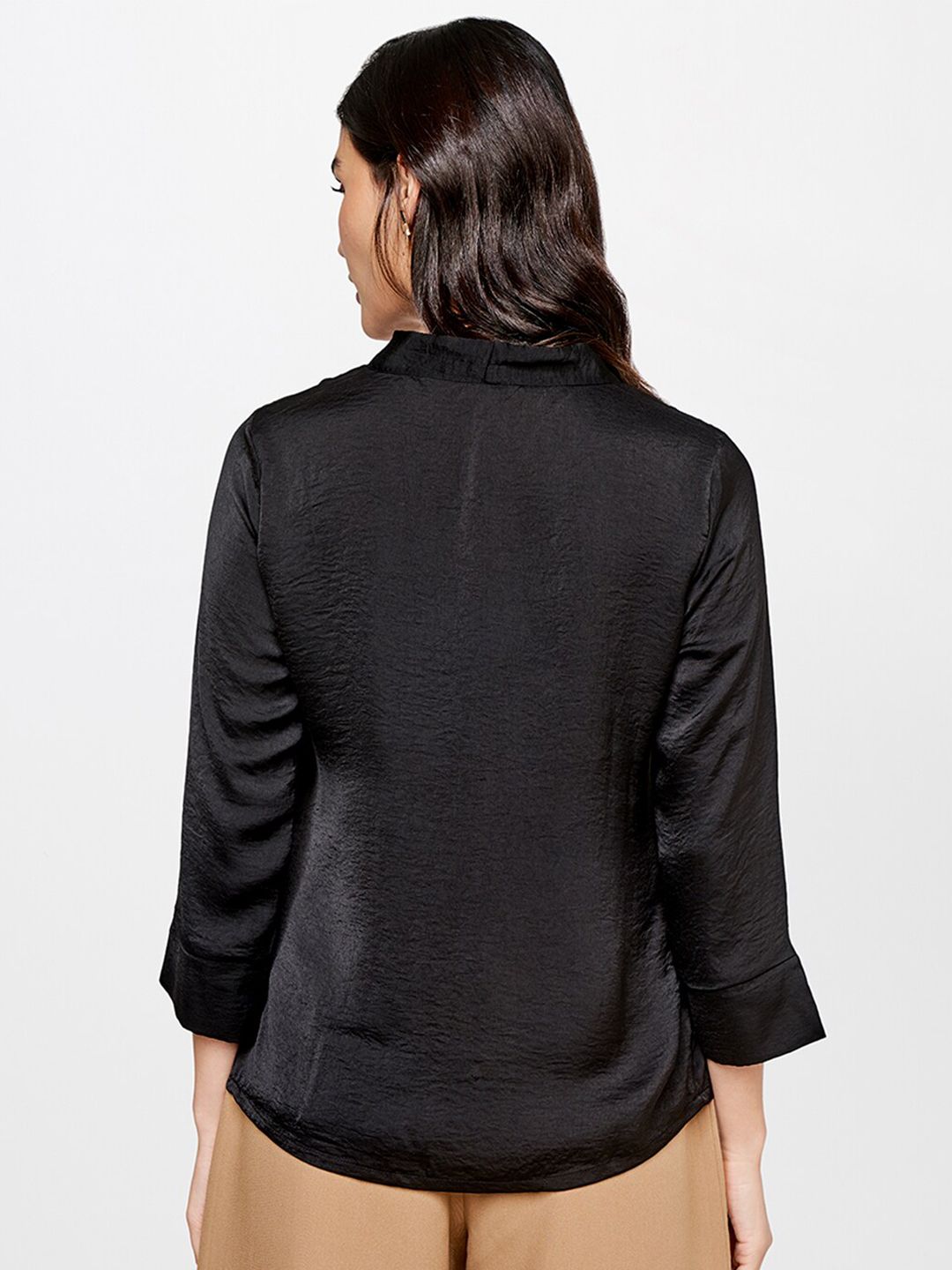 Dan baju hitam baju hitam tiga suku lengan atas