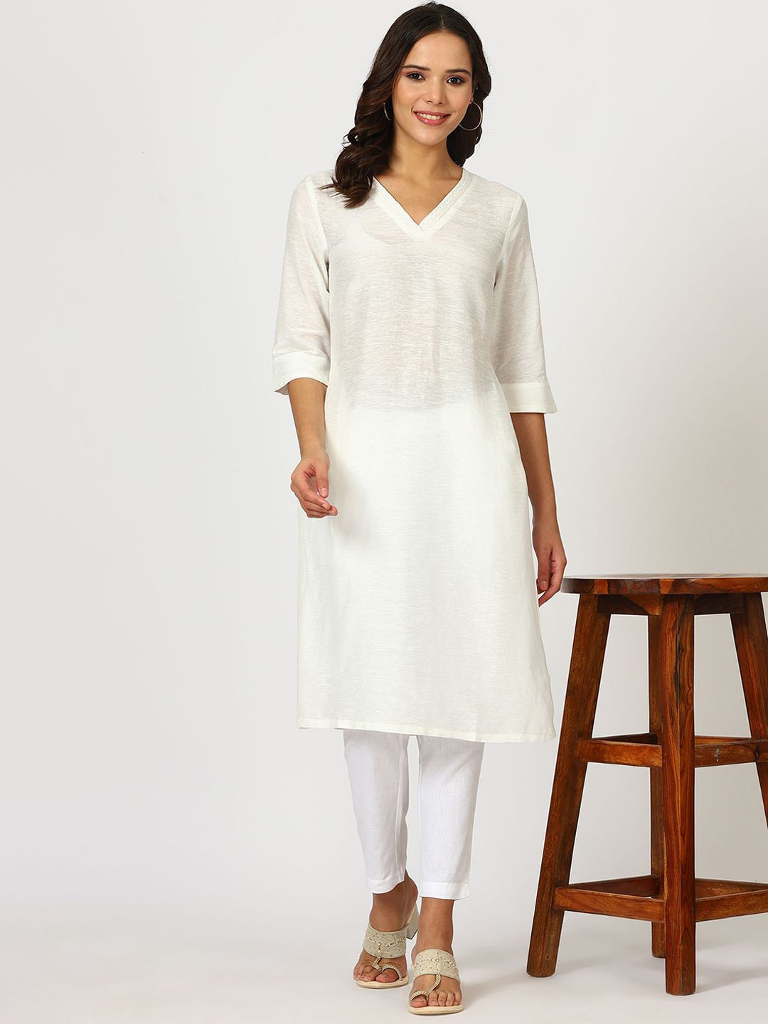 W Embroidered Beaded V-Neck Linen Straight Kurta