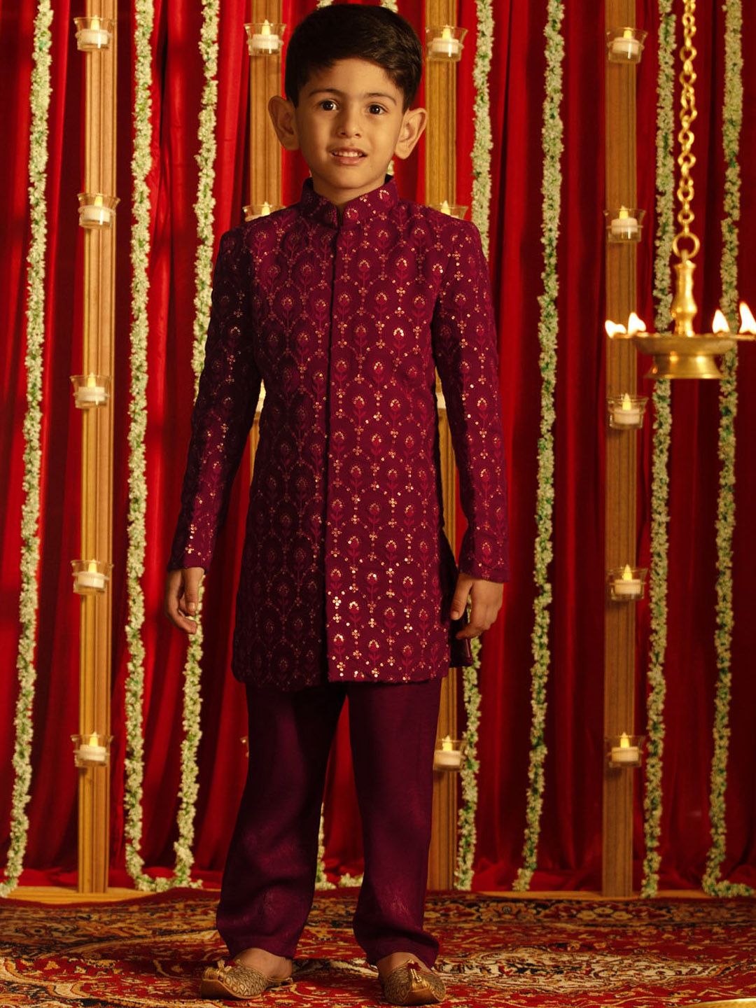 Vastramay Boys menghiasi set sherwani Georgette