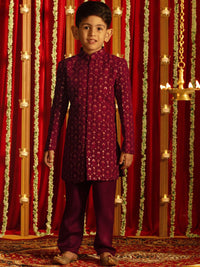 Vastramay Boys menghiasi set sherwani Georgette