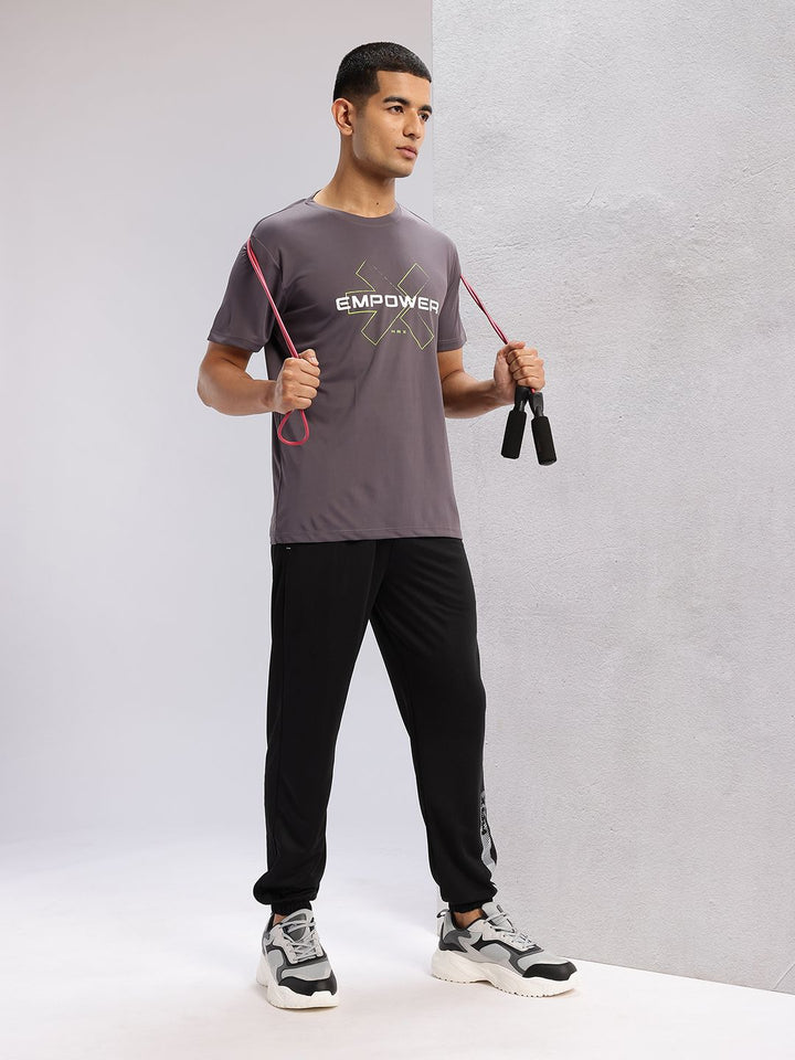 HRX oleh Hrithik Roshan Men Brand Logo Cetak Perincian Mid-Rise Rapid-Dry Joggers