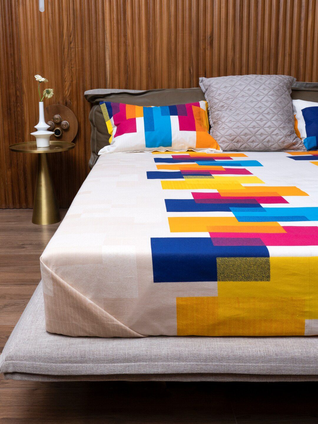 URBAN SPACE Divine White Geometric 144 TC Pure Cotton Queen Bedsheet With 2 Pillow Covers